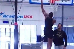 和登哥早有渊源！莫布里此前训练中上脚哈登8球鞋